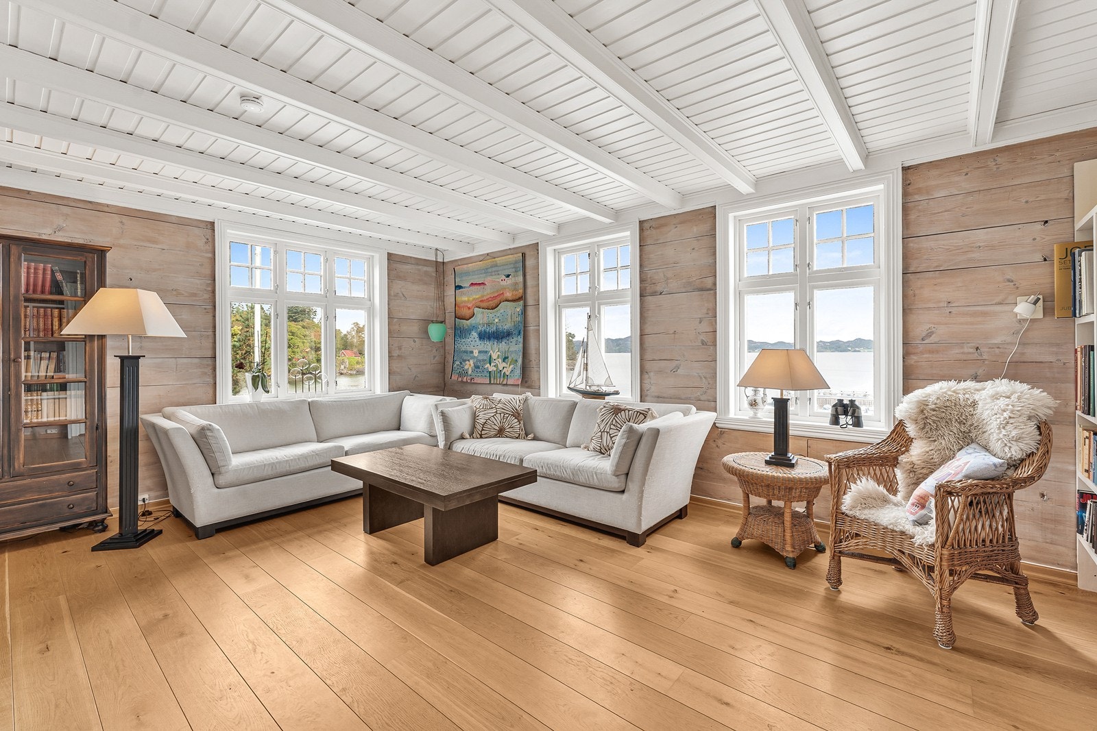 2. etasje er bestående av stue, spisestue, "sommerstue" Kjøkken og gang. Stuene er oppusset i senere år og fremstår stilfulle passende til eiendommen. Galleribilde