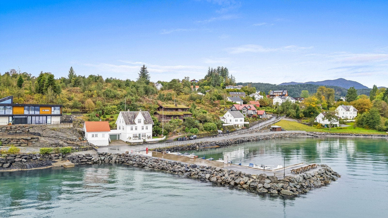 Unik mulighet! Boligen har en meget attraktiv beliggenhet i sjøkanten på Rommetveit. Galleribilde