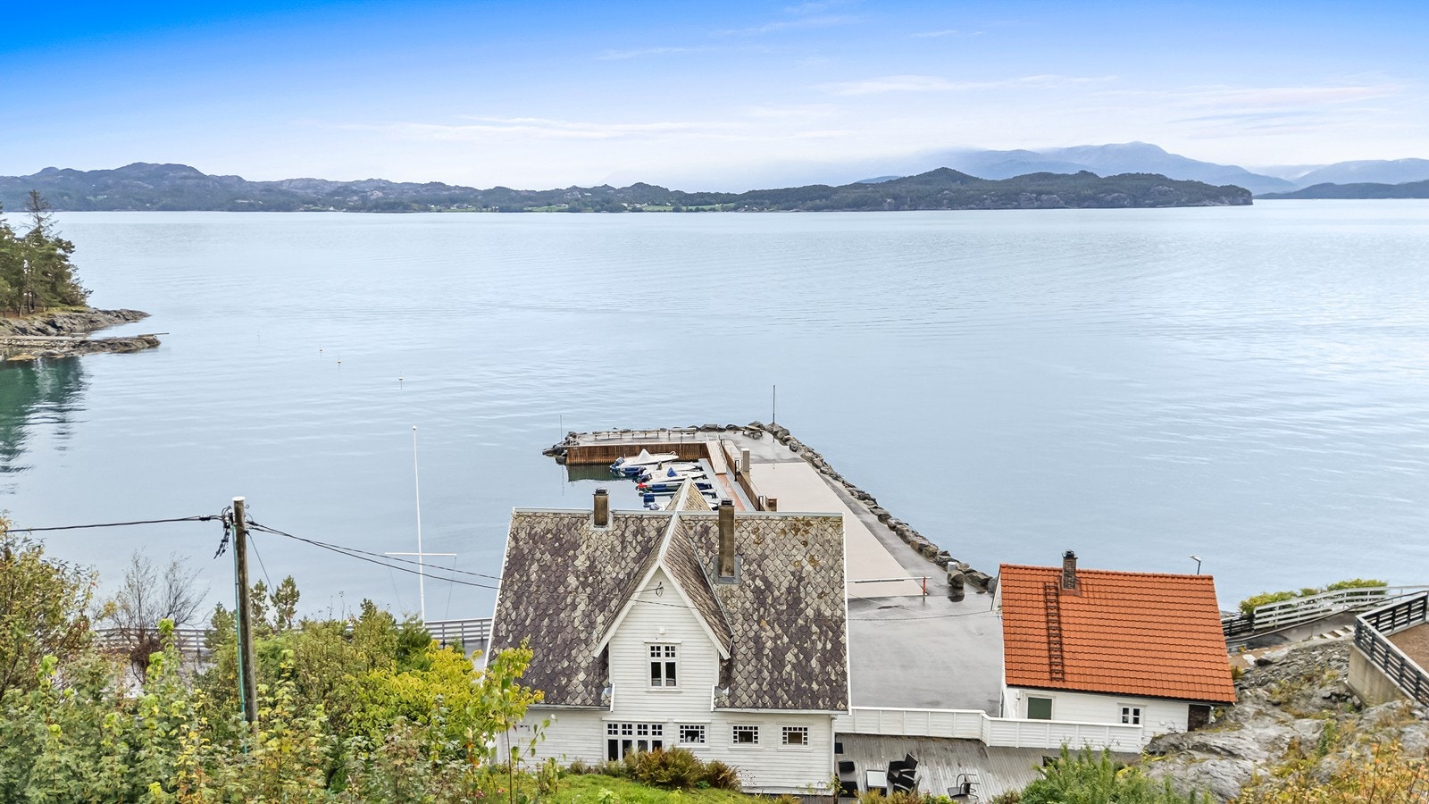 Fra eiendommen har en nydelig utsikt mot fjord og fjell Galleribilde