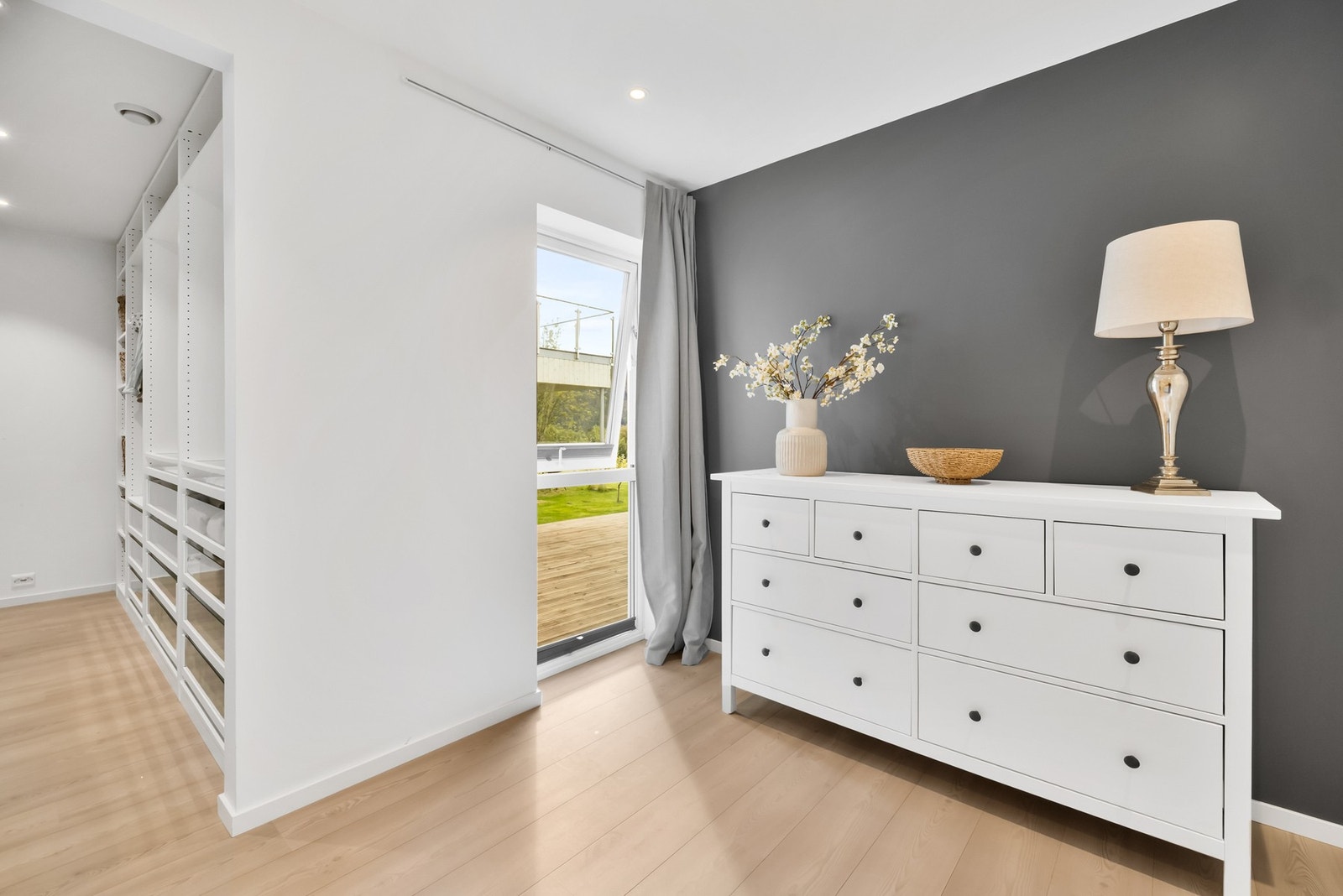 Det er totalt 3 soverom i boligen, alle beliggende i underetasjen Galleribilde