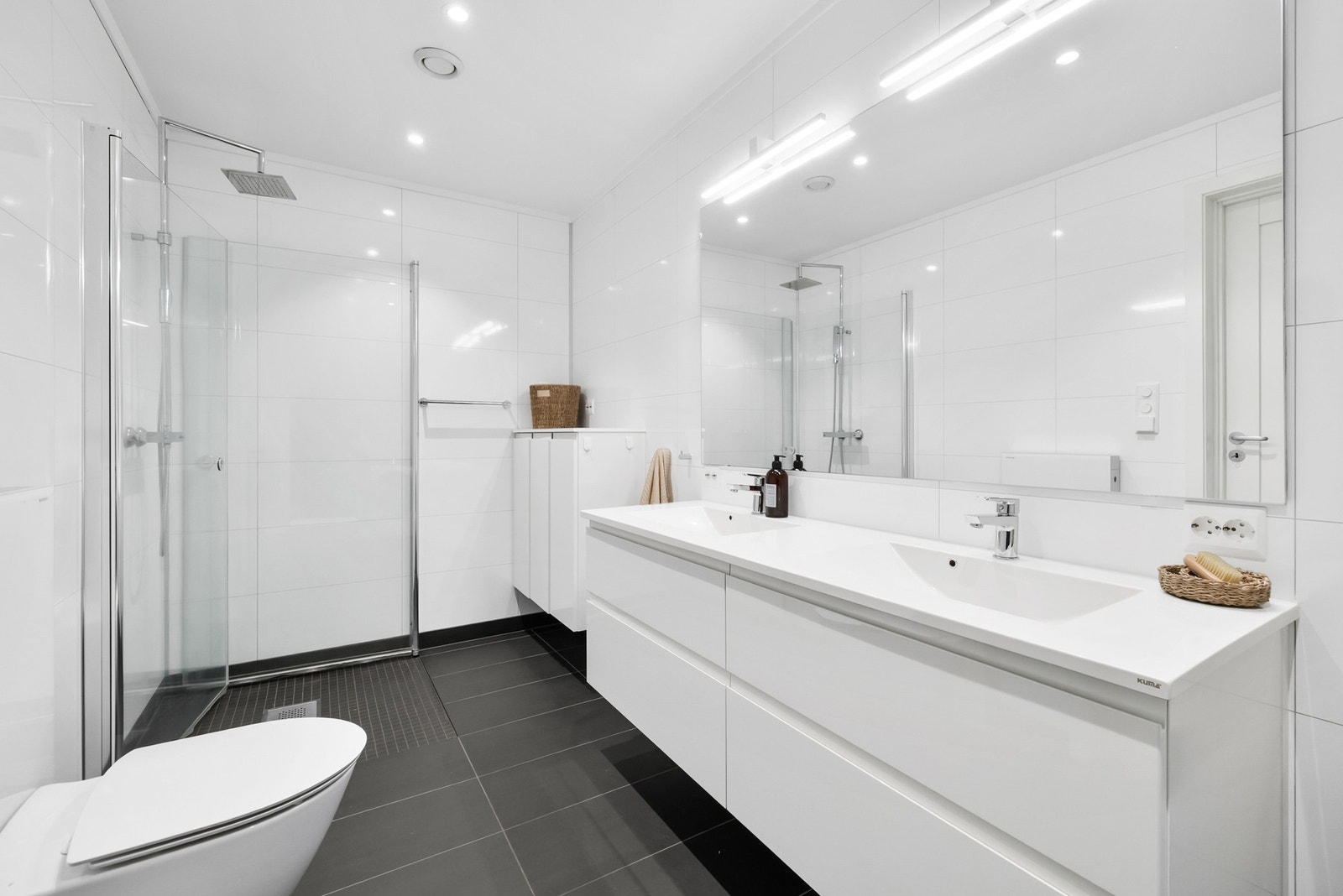 Praktisk og funksjonelt bad/vaskerom i underetasjen Galleribilde