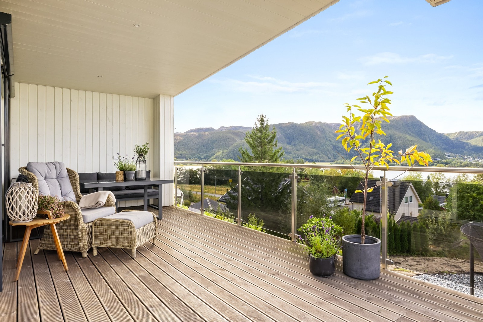 Lun og skjermet utesone med flott rom for møblering etter eget ønske Galleribilde