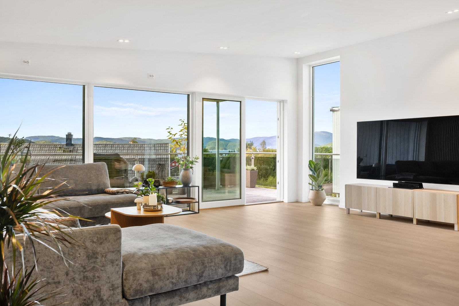 Hvite overflater som gir rom for å forme hjemmet etter egen stil og ønsker Galleribilde