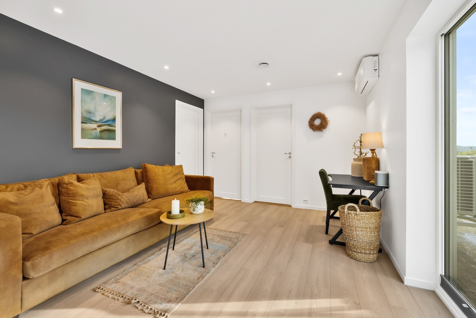 Koselig stue i underetasjen som komplementerer stuen i hovedetasjen Galleribilde