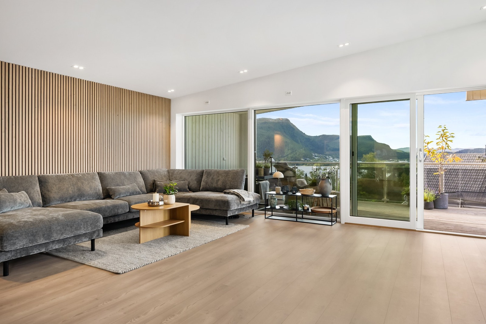 Åpen stue med flott utsikt til naturperler som Namsen og Spillumsfjellet Galleribilde