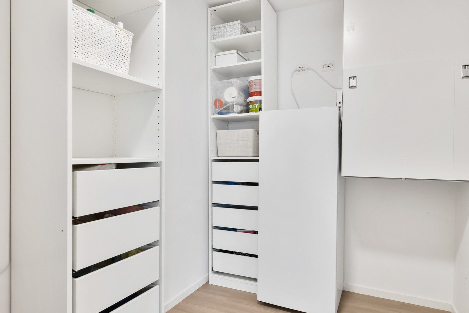 Smart lagringsløsning i praktisk bod Galleribilde