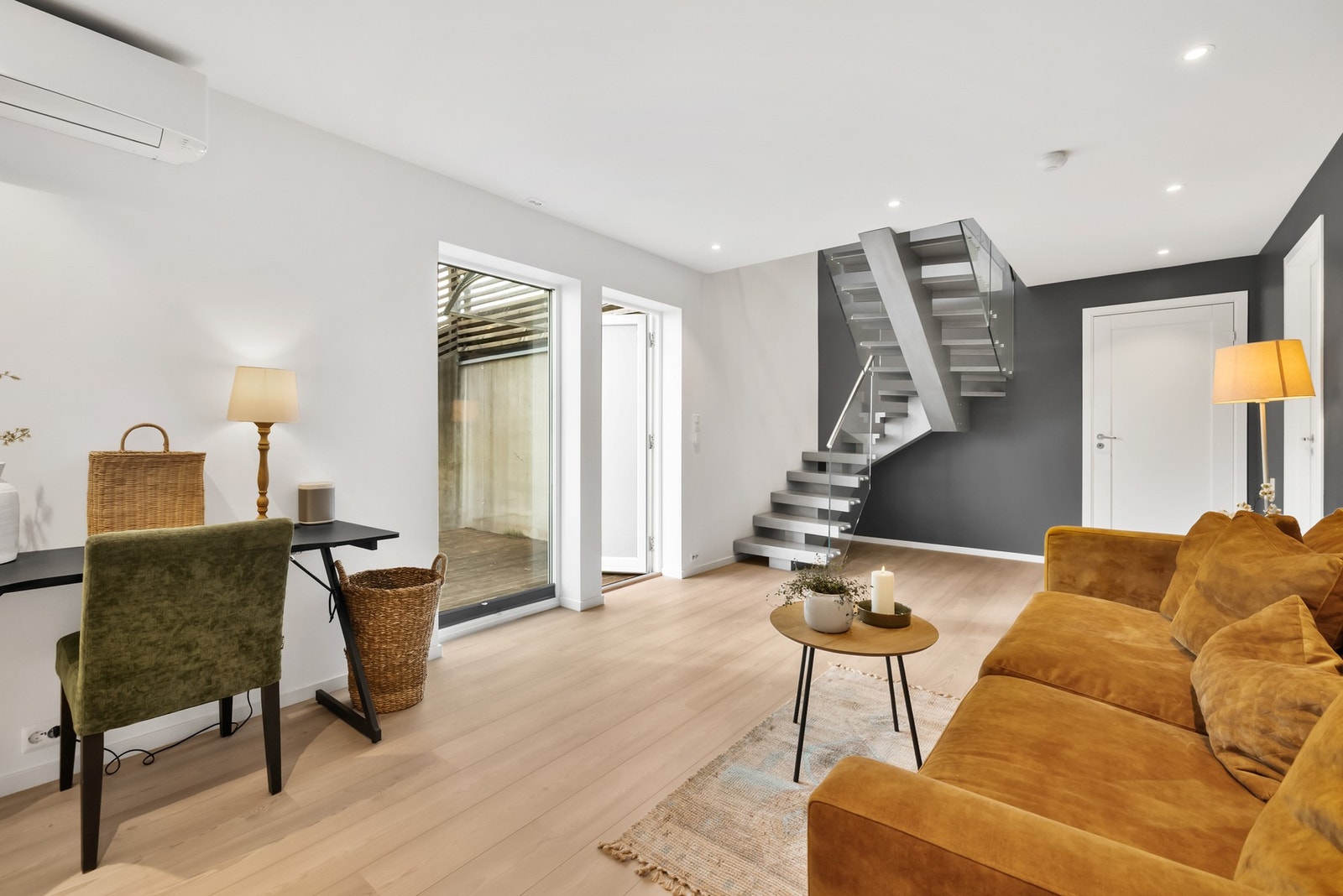 Trapp i stilrent design som knytter sammen de to planene Galleribilde