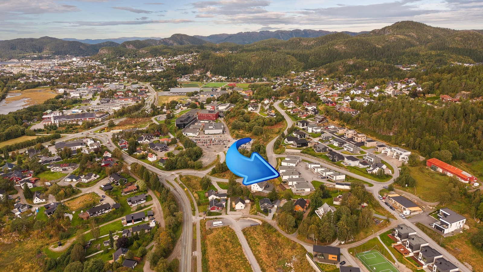 Området rundt er barnevennlig og rolig. Kort vei til barnehager, skoler og idretts- og svømmeanlegg i Kleppen Galleribilde