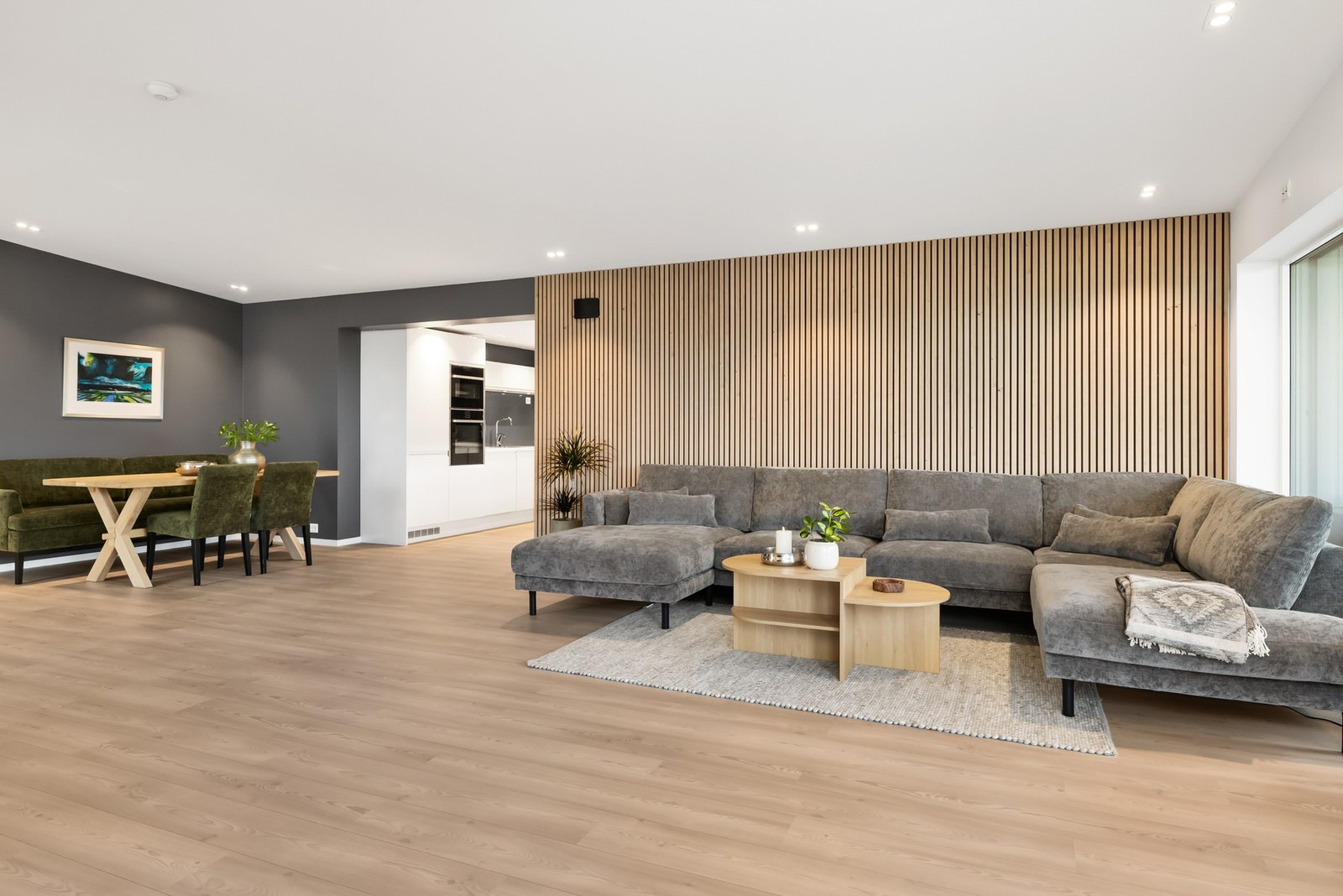 Moderne vri med spilevegg som bryter elegant mot de glatte overflatene Galleribilde