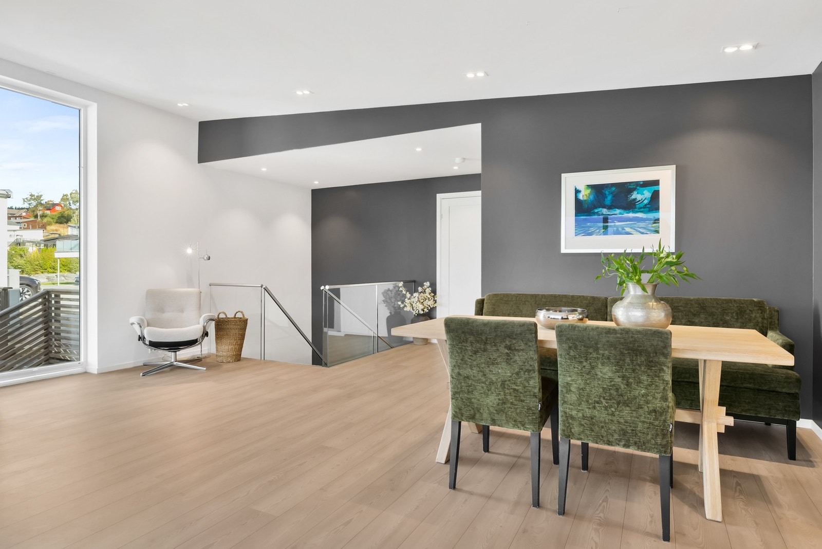 Åpen spisesone som sømløst binder sammen kjøkken og stue Galleribilde