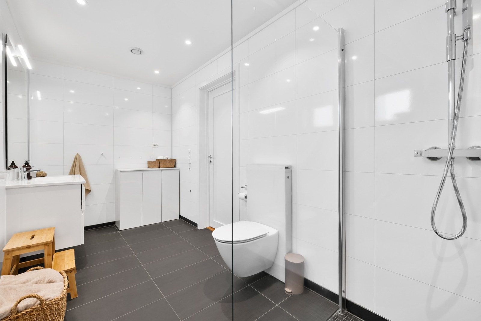 Tidløst bad med stilrene og hvite flater som gir et rent uttrykk Galleribilde