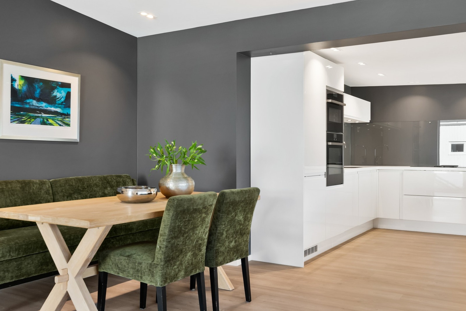 Spisesonen ligger praktisk til mellom kjøkken og stue. Perfekt for små og store måltider Galleribilde