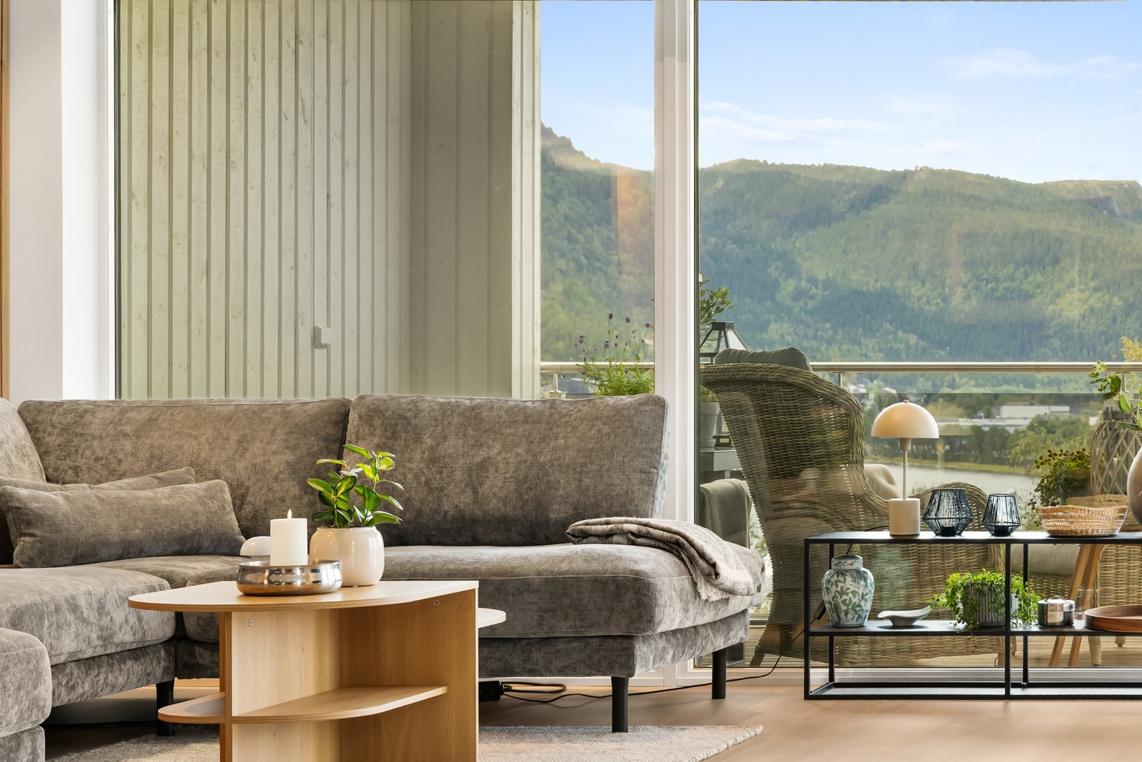 Naturen utenfor skaper en vakker og rolig atmosfære i hjemmet Galleribilde