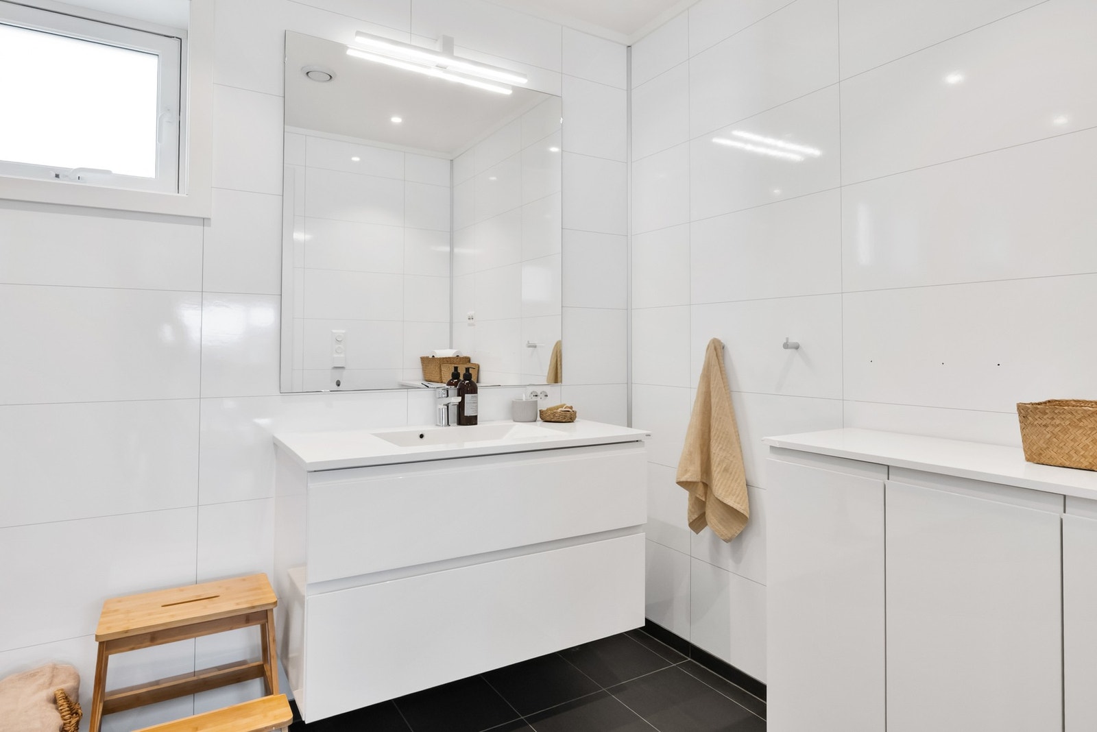 Gulvet er flislagt, og veggene er kledd med moderne våtromsplater Galleribilde