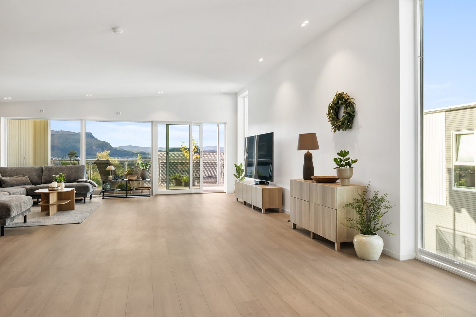 Romslig stue med høy himling og delikate overflater Galleribilde