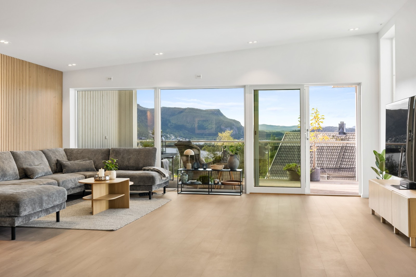 Det er nylig blitt monterte elektrisk utvendig solavskjerming på to stuevinduer Galleribilde