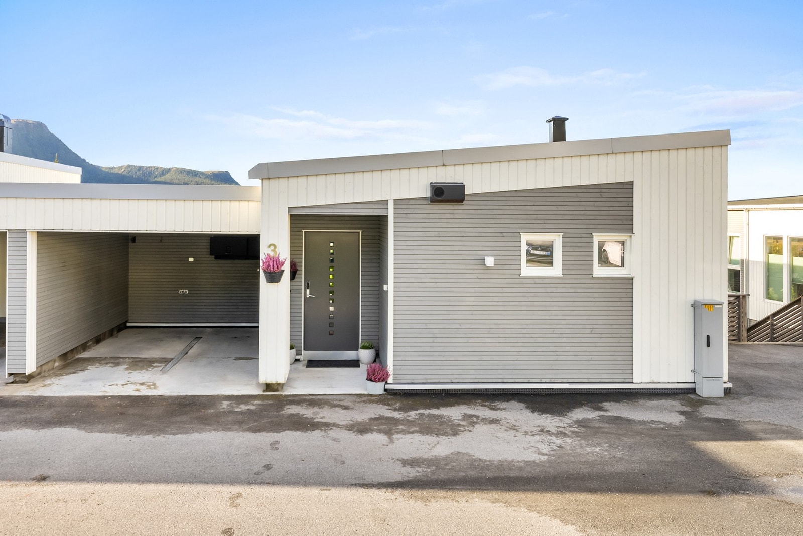 Egen carport som ligger i praktisk tilknytning til inngangspartiet Galleribilde