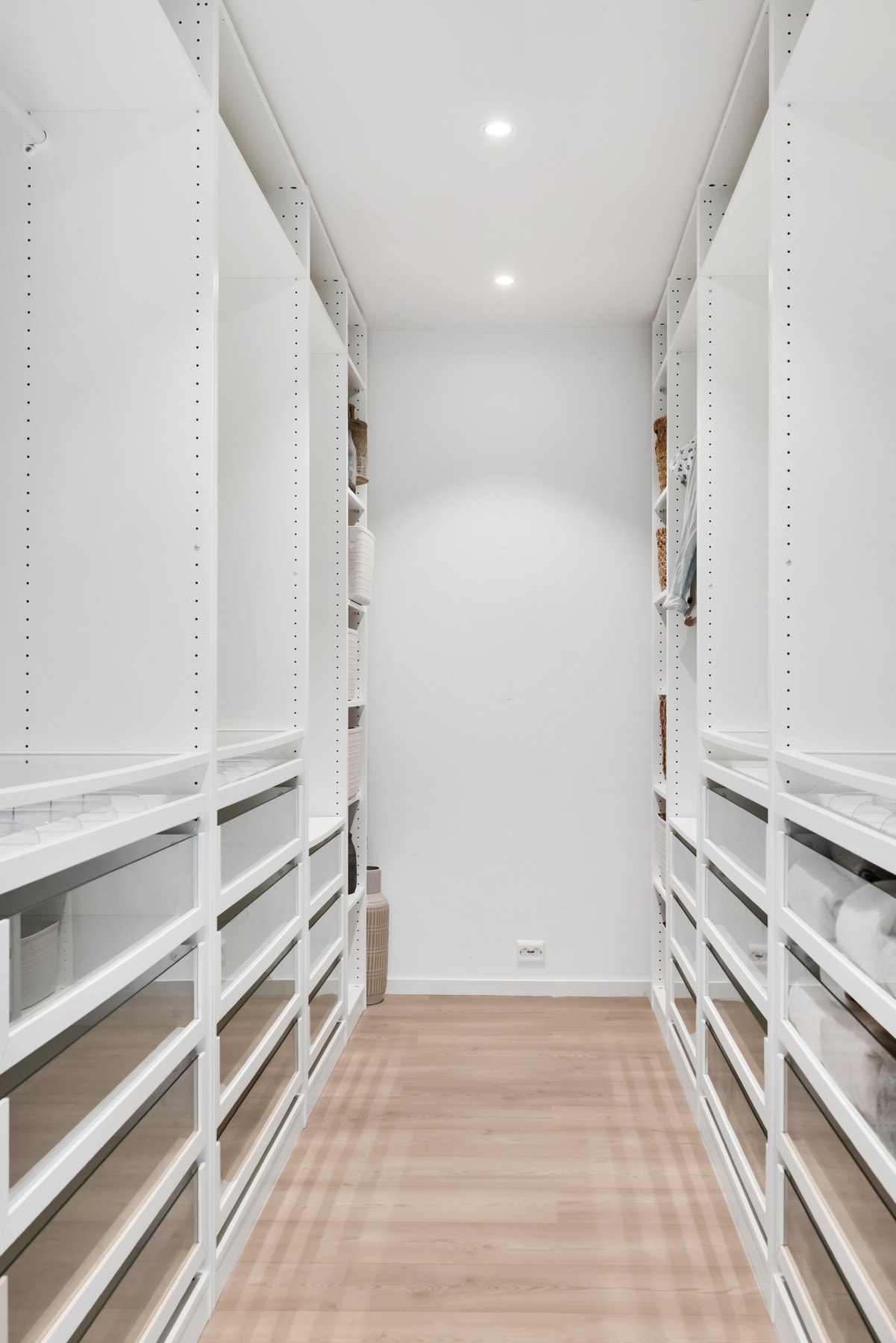 Ekte hverdagsluksus med romslig walk-in closet tilpasset dine behov Galleribilde