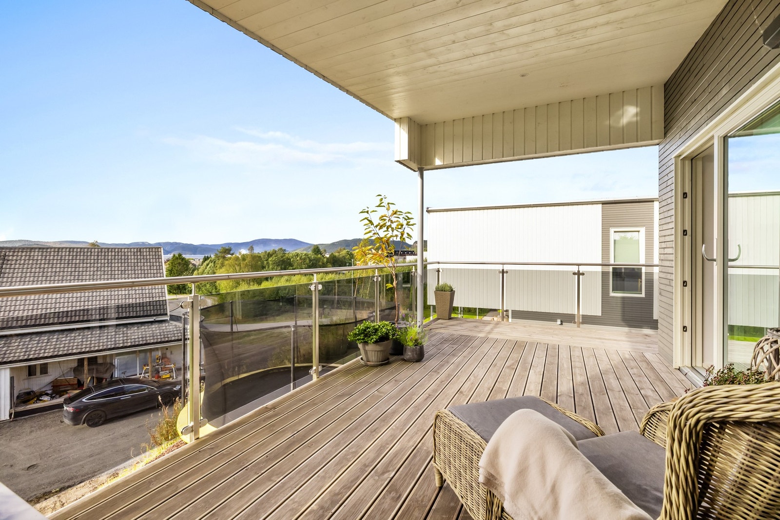 Dekket er utført i Royalimpregnert treverk. Rekkverk i glass og stål Galleribilde