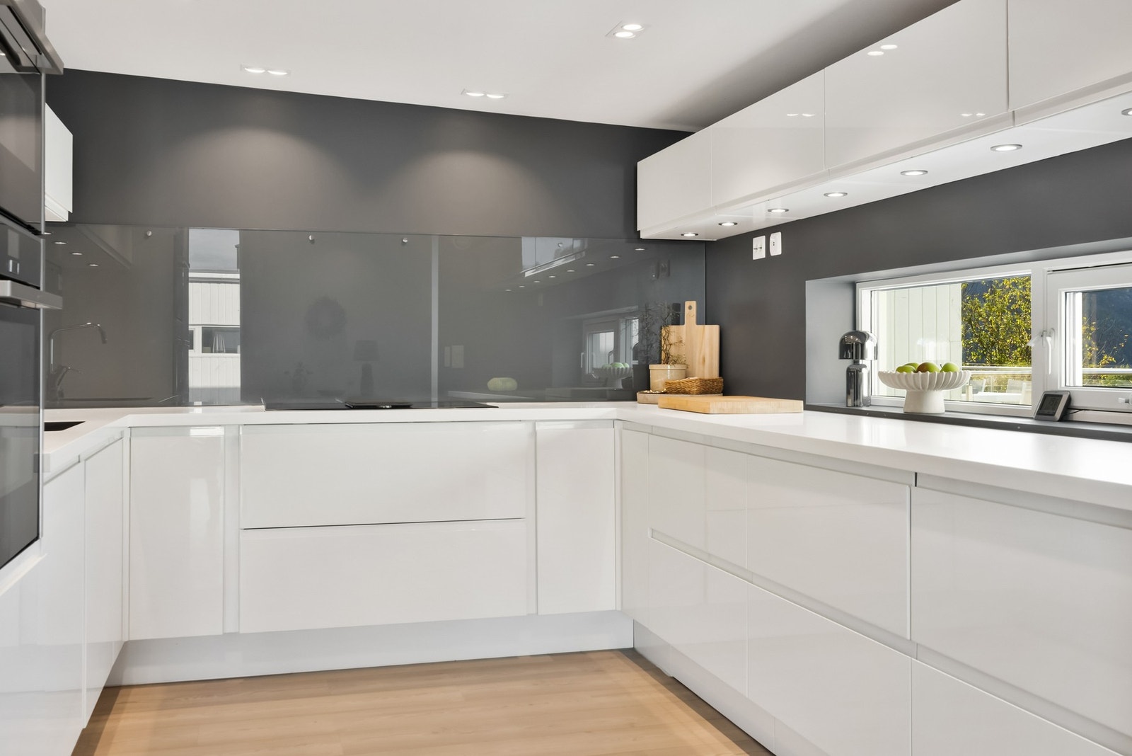 Flott HTH-kjøkken som kombinerer design og praktisk funksjonalitet Galleribilde