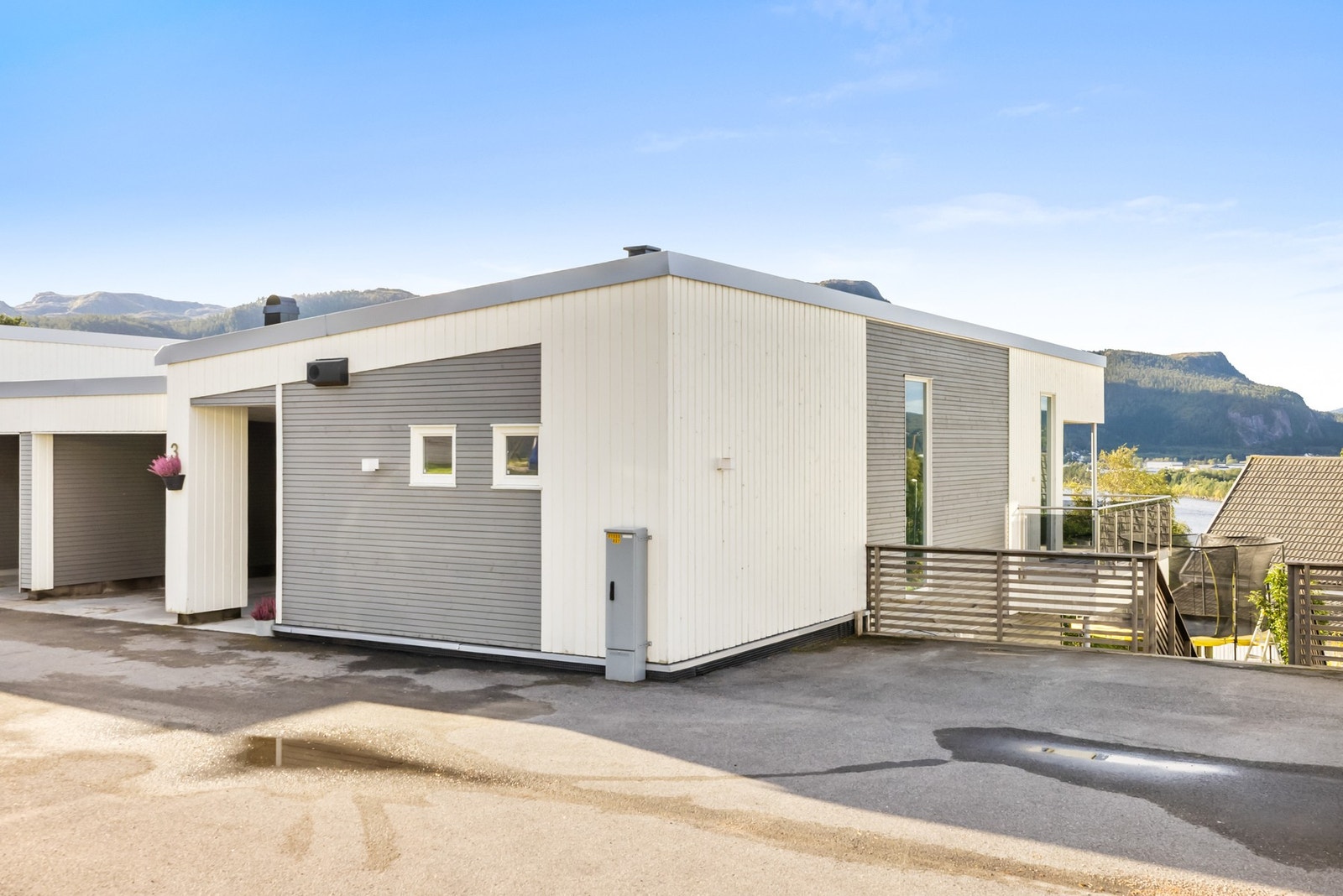 Tomten er pent opparbeidet med asfalterte kjøre- og gangarealer Galleribilde