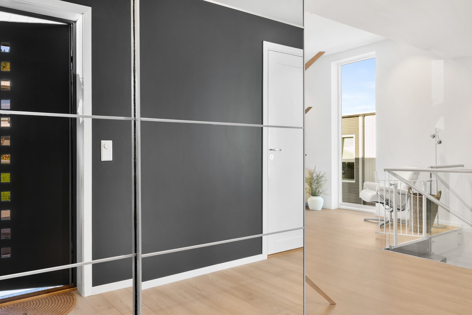 Funksjonell garderobeløsning i speil, som også fungerer som et elegant møbel i hjemmet Galleribilde