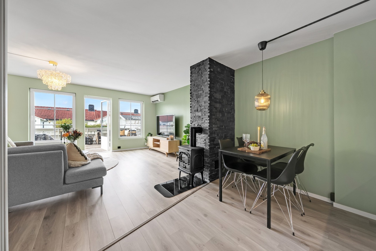 Varmepumpe kombinert med gulvvarme og vedfyring gir gode valgmuligheter til oppvarmingskilder. Galleribilde