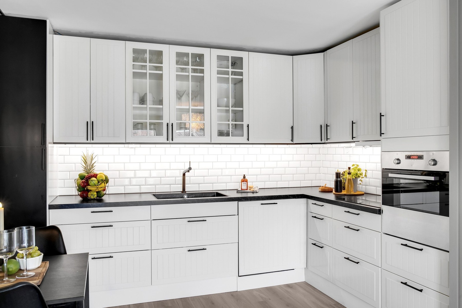 Rikelig med skap- og benkeplass. Integrerte hvitevarer. Galleribilde