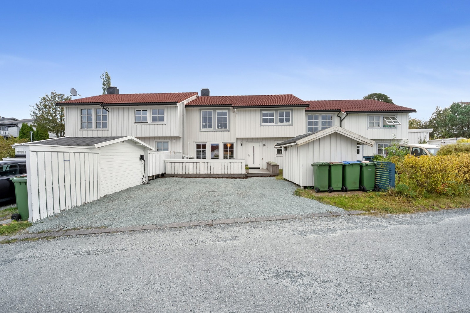 Leiligheten har en praktisk plassering på oversiden av gaten i en blindvei. Galleribilde