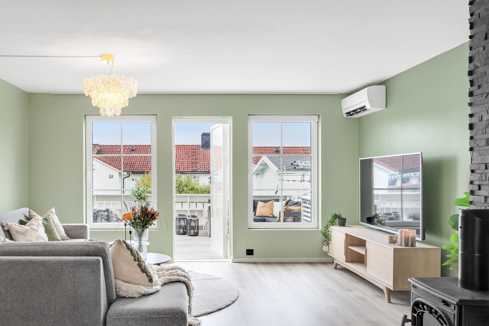 Stuen er malt i tidsriktige og moderne farger og har utgang til den romslige terrassen. Vinduer og verandadør på stue fra 2018. Galleribilde