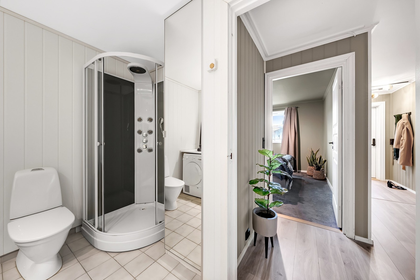 Dusjkabinett og opplegg for vaskemaskin. Galleribilde