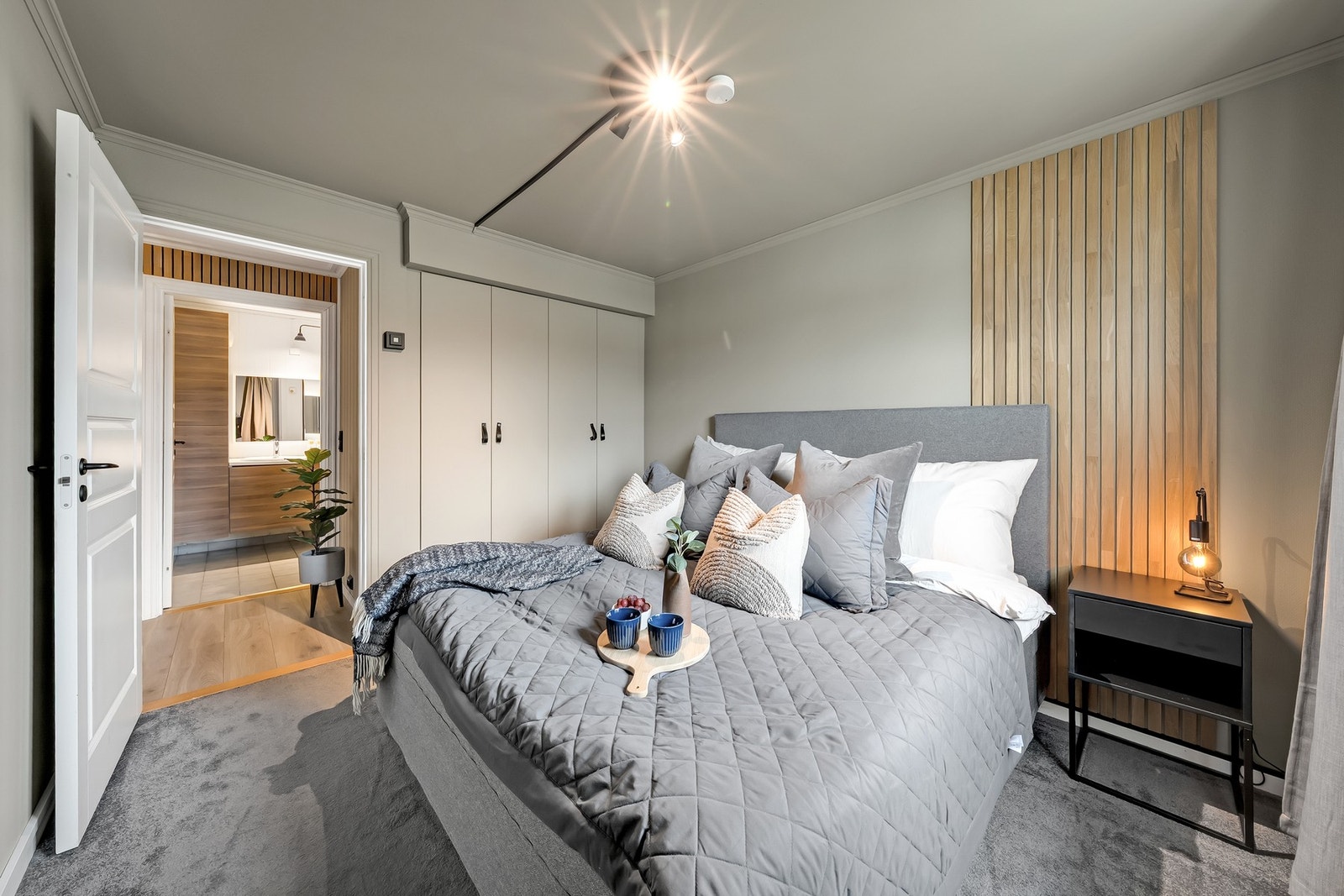 Romslig soverom på 10,5m², smakfullt innredet med riktige fargevalg, spiler og praktisk garderobeløsning. Galleribilde