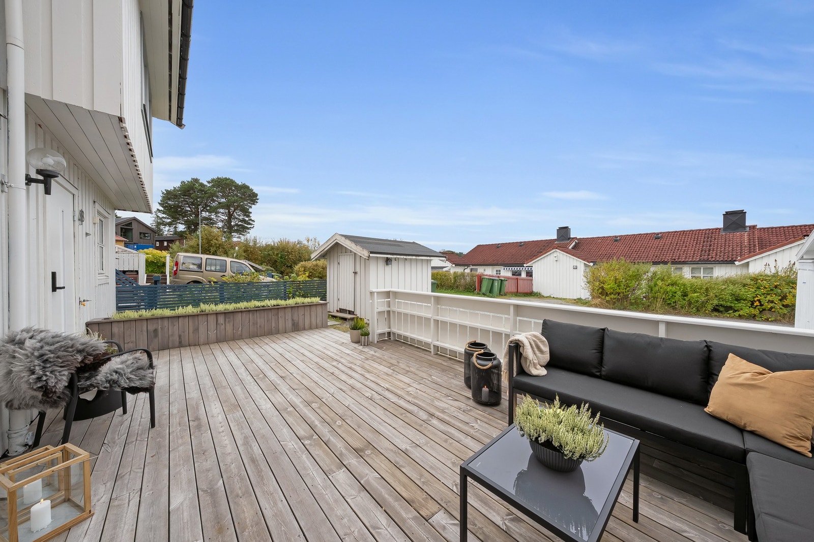 Terrassen er vestvendt med gode solforhold store deler av dagen, og har god plass til diverse utemøblering og grill. Galleribilde