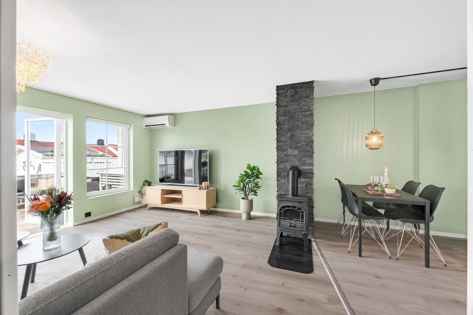 Lys og pen stue i delvis åpen løsning med kjøkken. Galleribilde