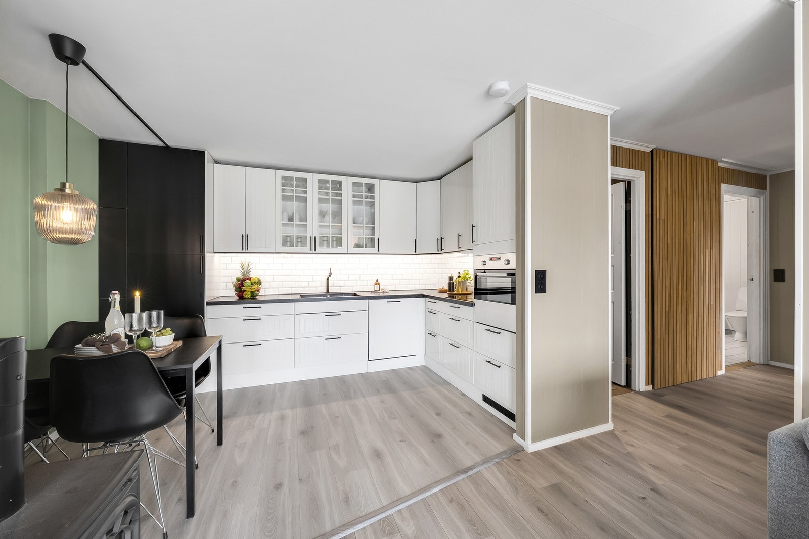 Lyst og pent kjøkken, ble delvis oppgradert i nyere tid. Galleribilde