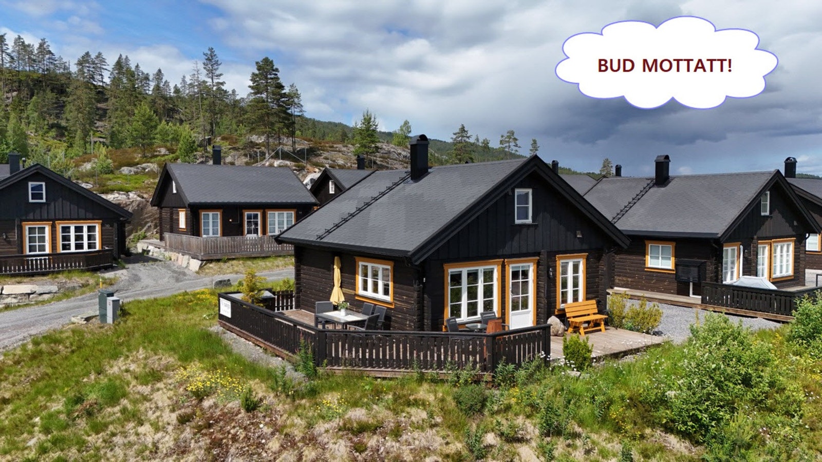 Kjersti Bråthen v/EIE eiendomsmegling har gleden av å presentere denne idylliske hytta rett ved Skimore/Kongsberg skisenter. Galleribilde