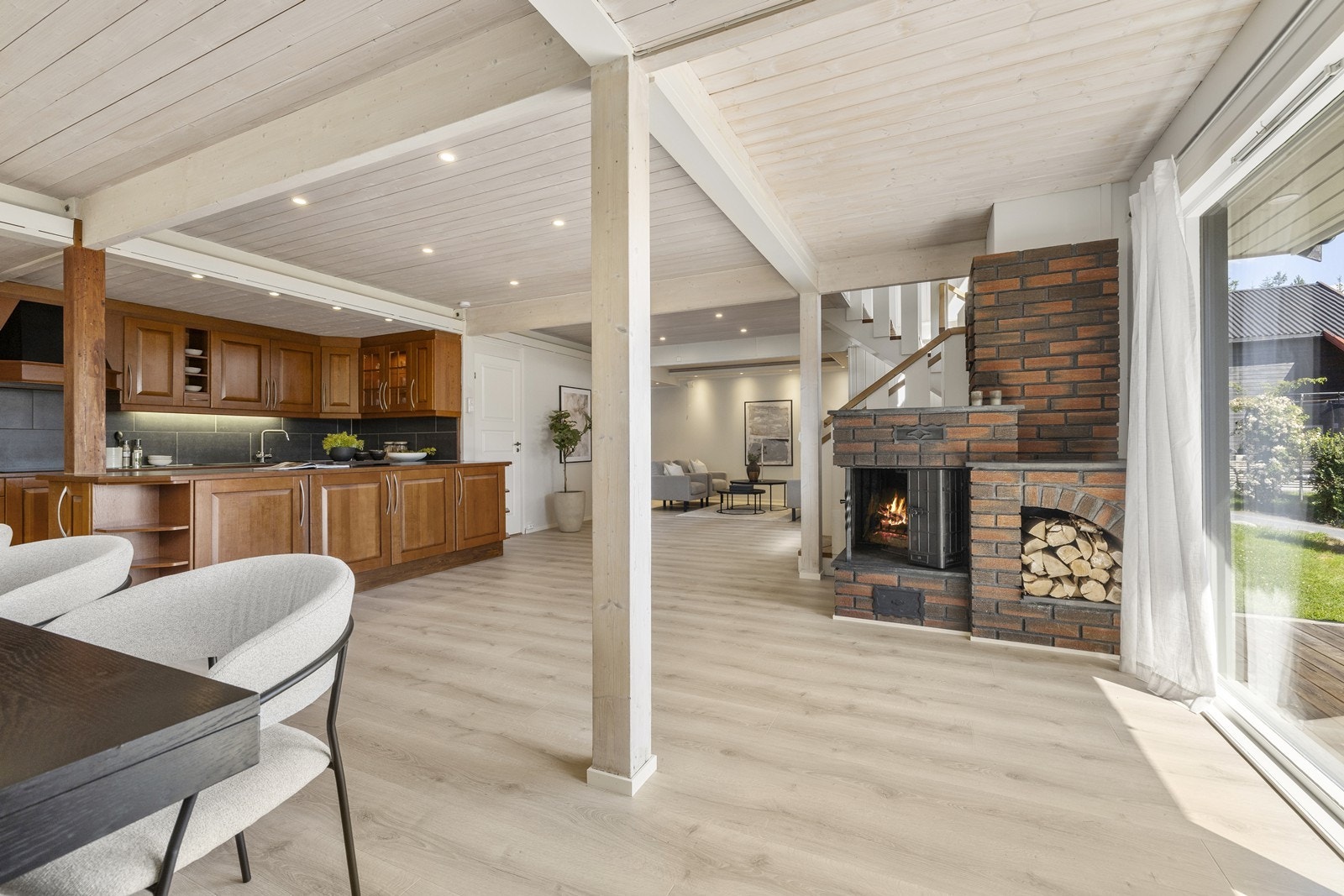 Det er en åpen kjøkken/-stueløsning slik at man kan underholde gjestene samtidig som man lager mat. Galleribilde