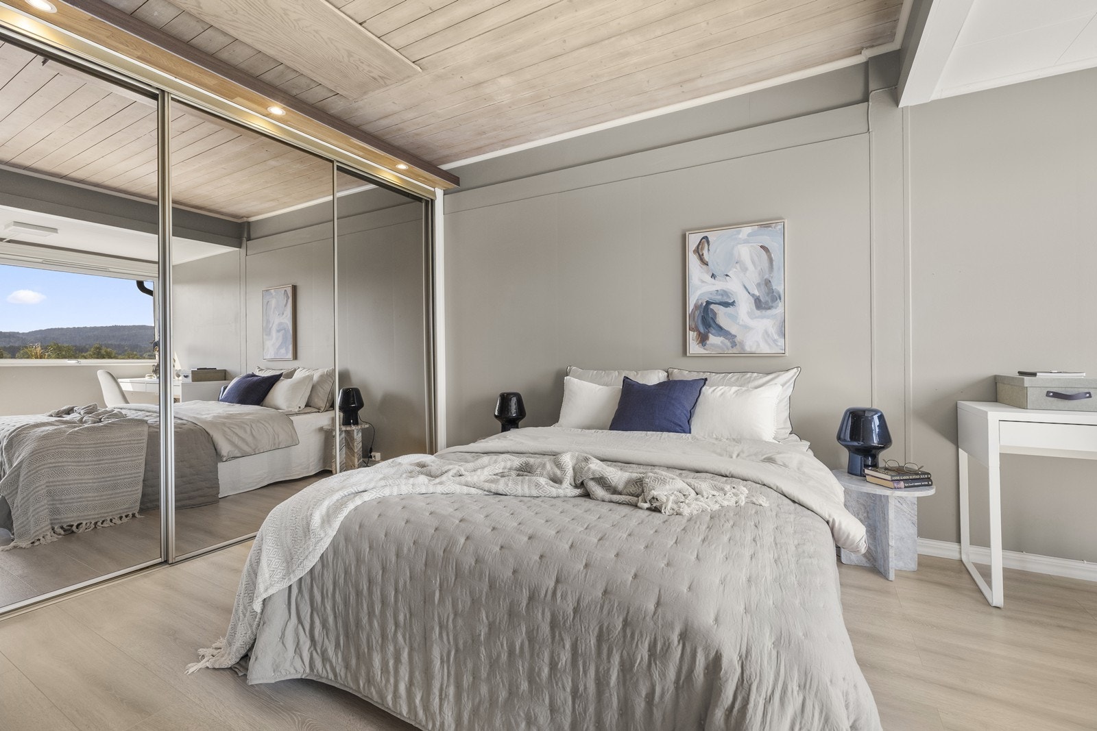 Med soverom 1 følger med en stor skyvedørsgarderobe. Galleribilde