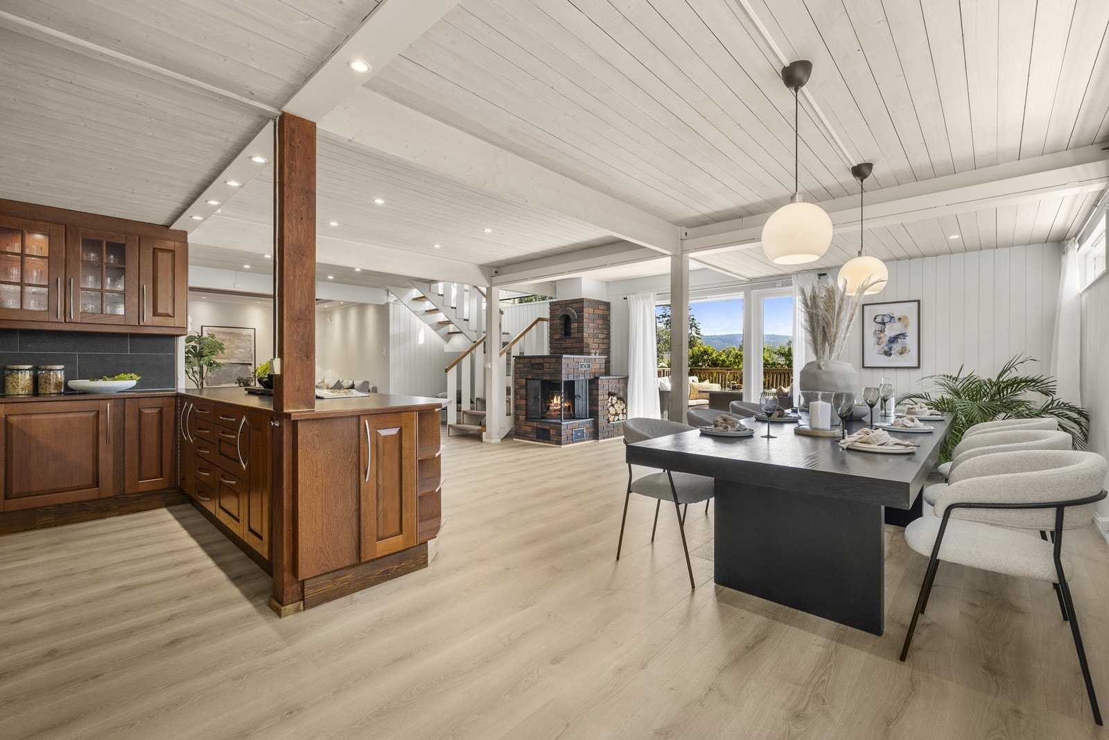 Åpen kjøkken stue løsning i nedre etasje med utgang til uteplassen. Galleribilde