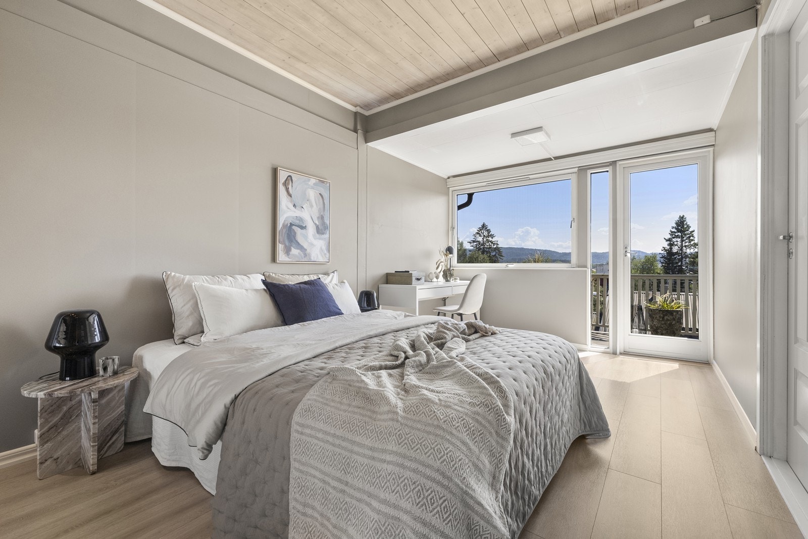 Boligen har i dag totalt 3 soverom, fra originale byggetegninger så var det 4 soverom. Så det er enkelt å sette inn en lettvegg hvis man trenger et soverom ekstra. Galleribilde