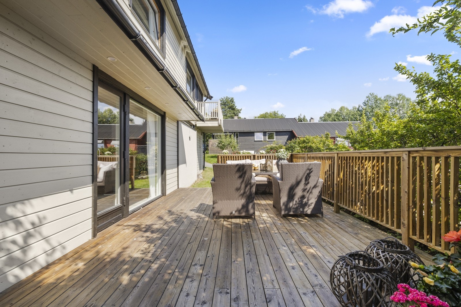 Terrassen fungerer perfekt som en forlengelse av stuen. Galleribilde