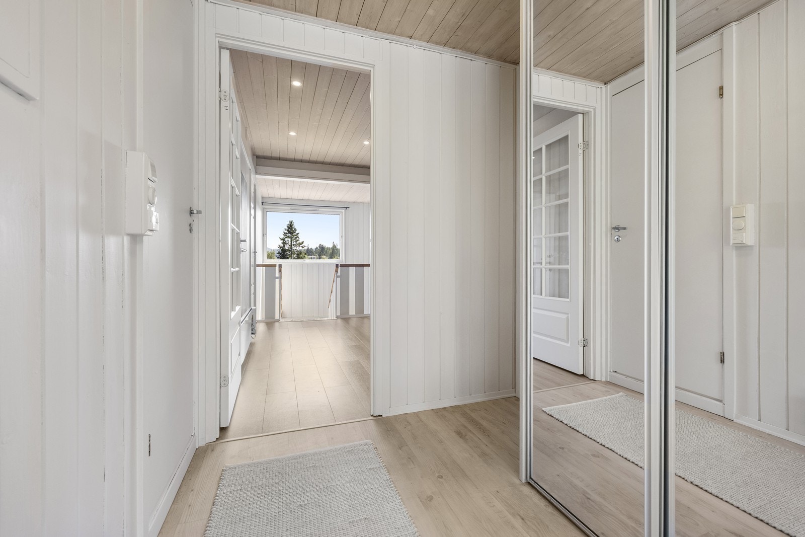 Lys og romslig entré som tar deg godt imot så fort du kommer inn døren og har garderobeskap til å henge fra seg yttertøy Galleribilde