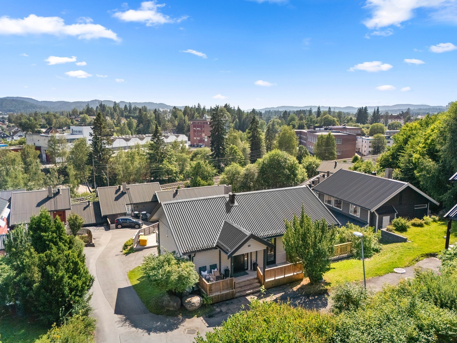 Innholdsrik enebolig over to plan i et attraktivt og barnevennlig nabolag Galleribilde