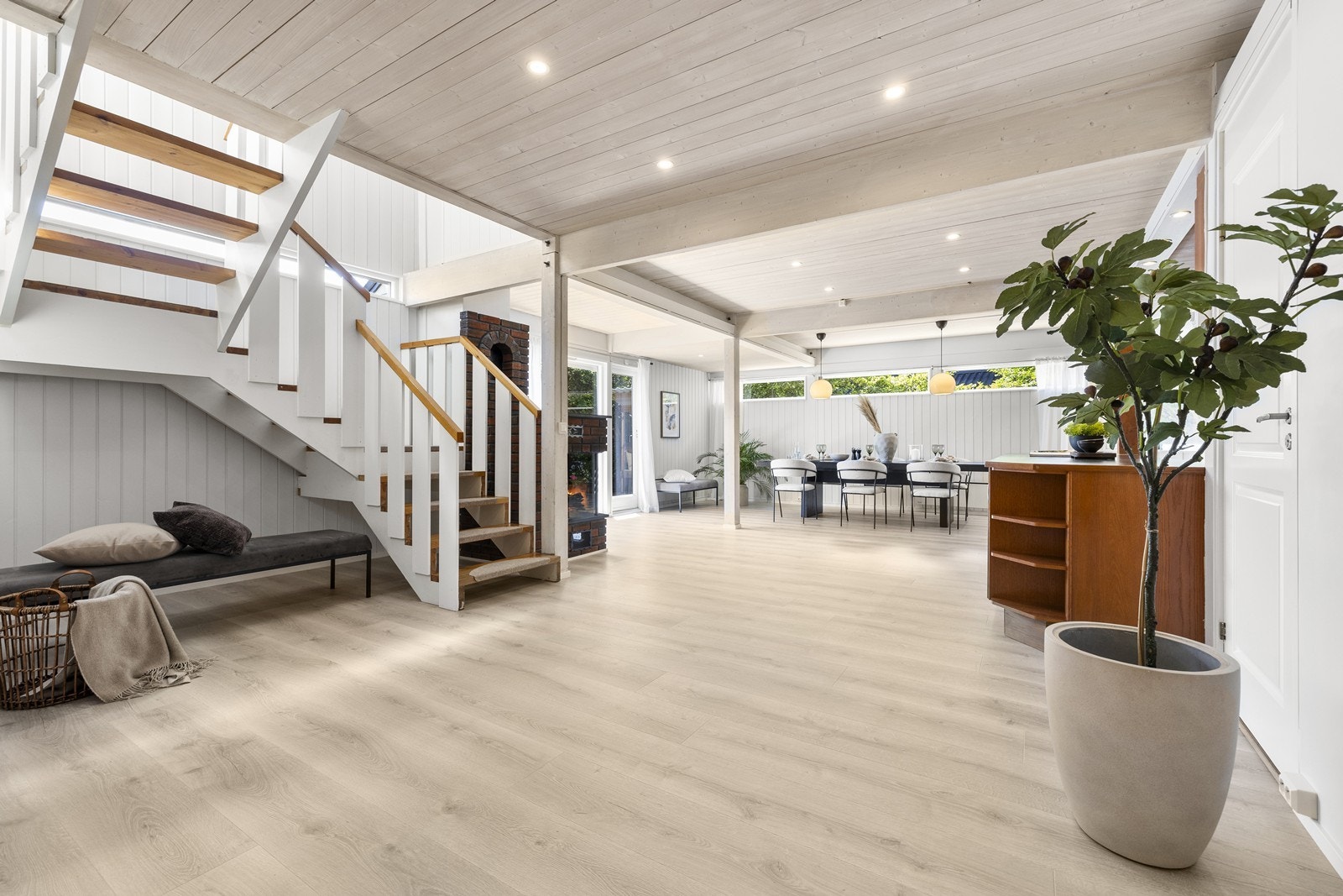 I underetasjen er det en peis som varmer boligen godt opp. Galleribilde