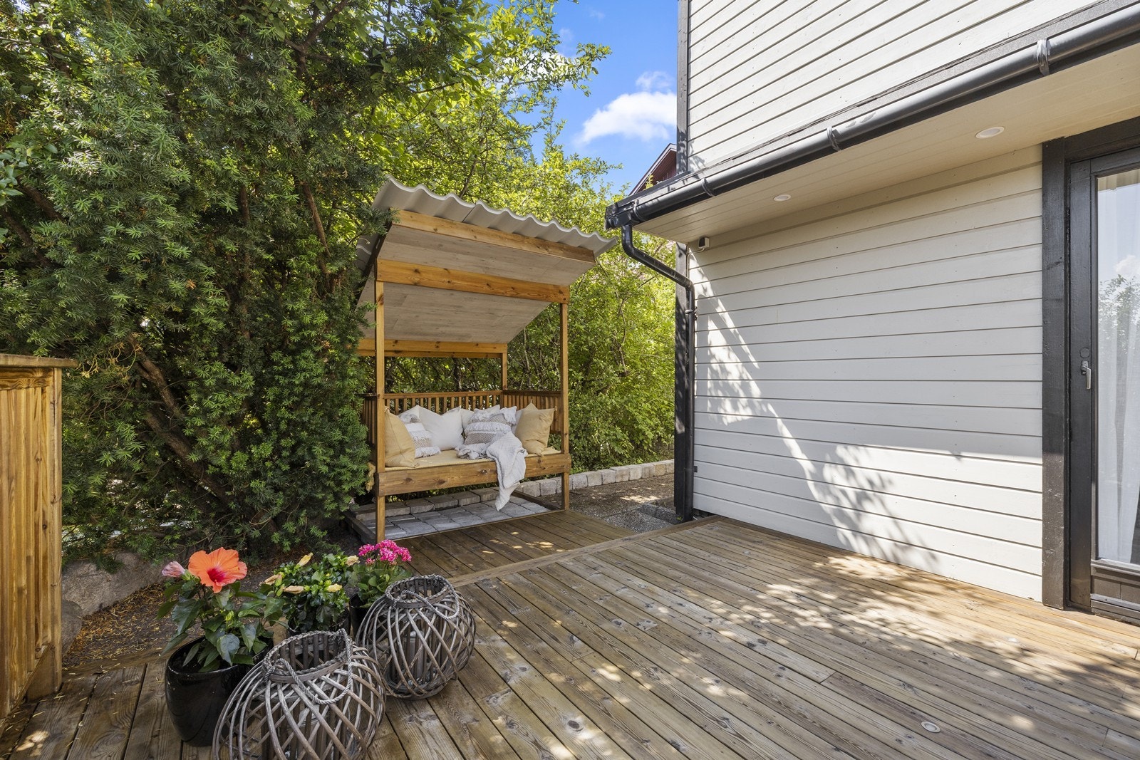 I underetasjen er det en fin og romslig terrasse der det er god plass til utemøbler og pynt. Galleribilde