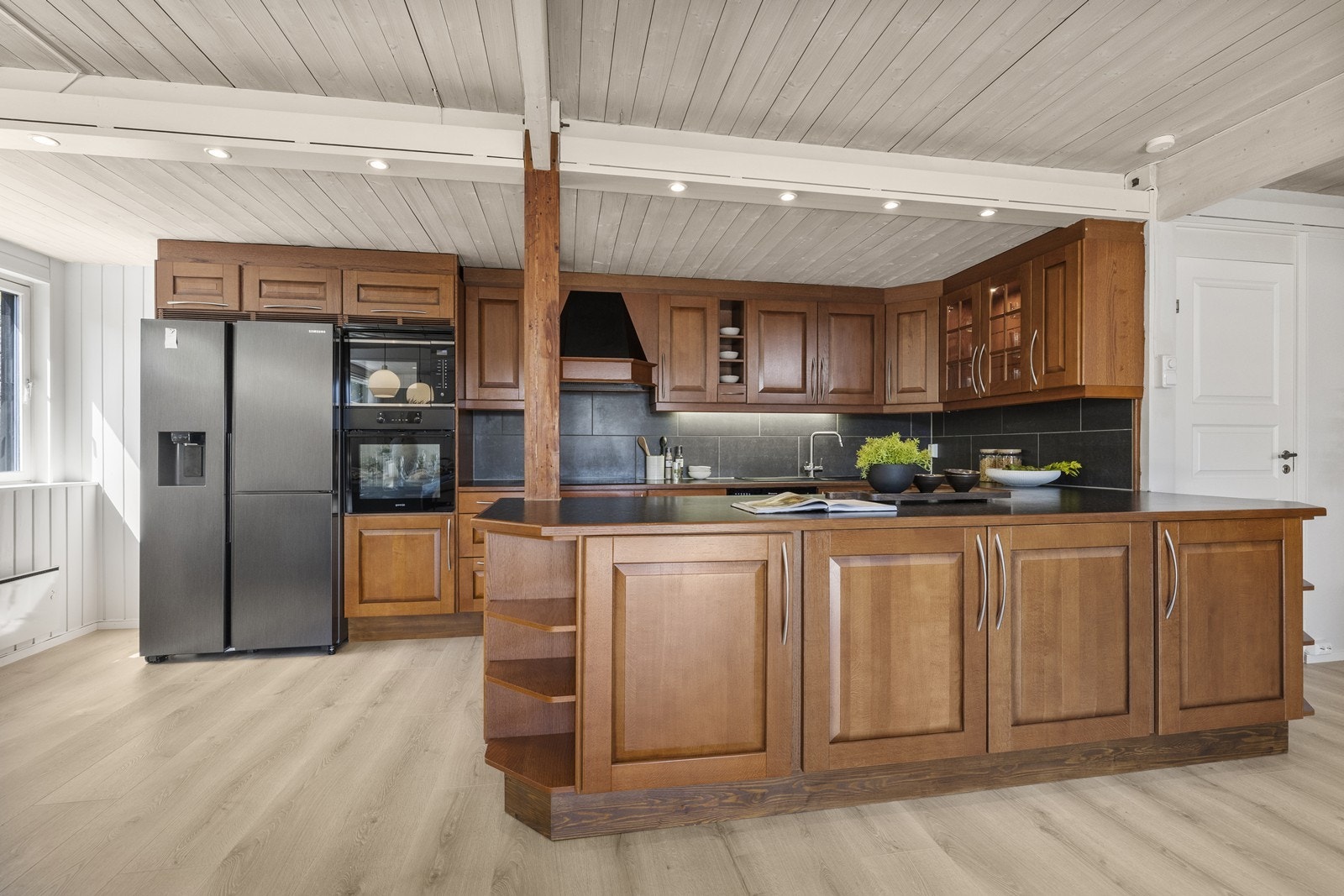 Boligen har et flott kjøkken med nylakkerte profilerte fronter samt ny platetopp og oppvaskkum. Galleribilde