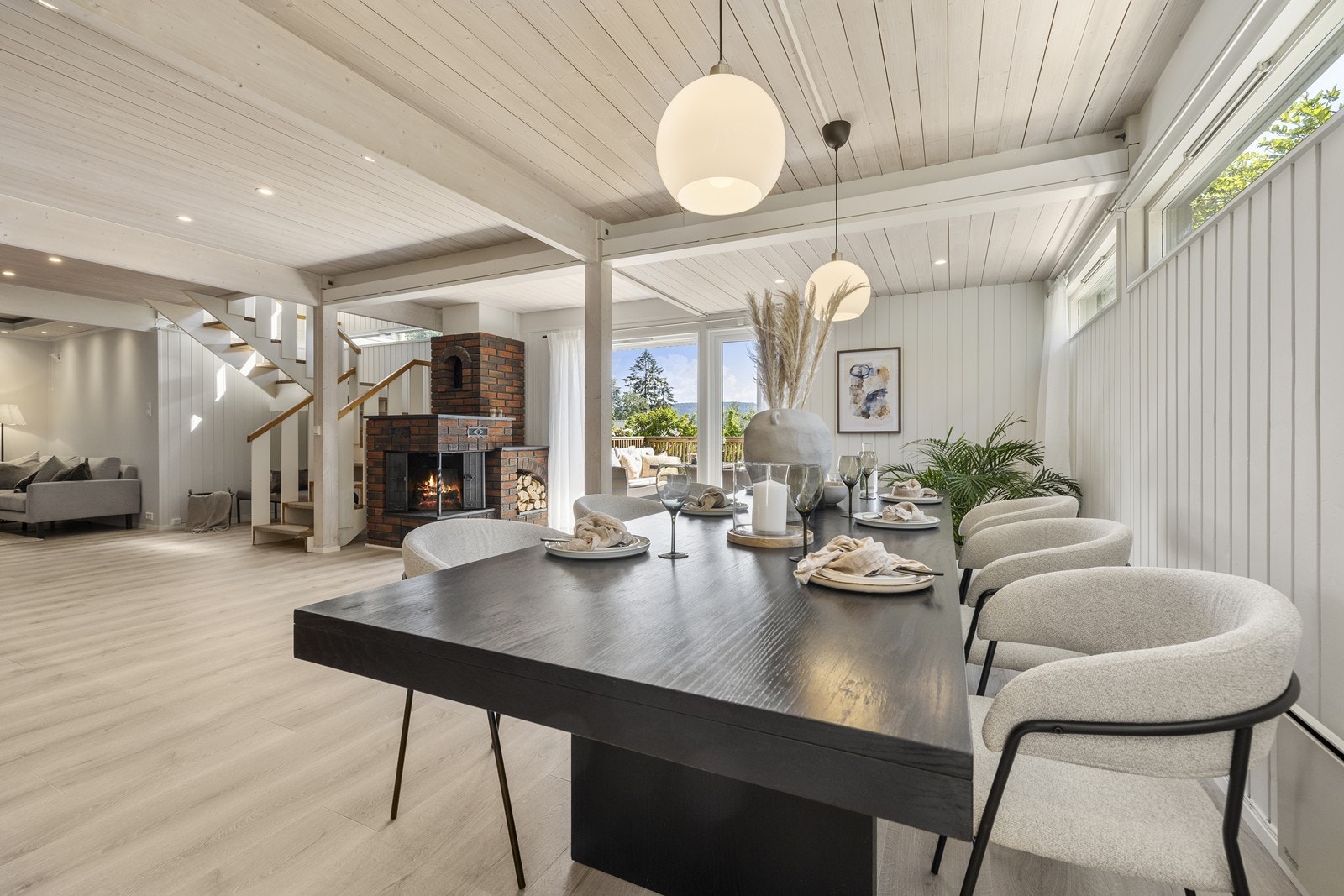 Det er god plass til stor spisestue som gjør at man kan invitere hjem venner og familie på besøk. Galleribilde