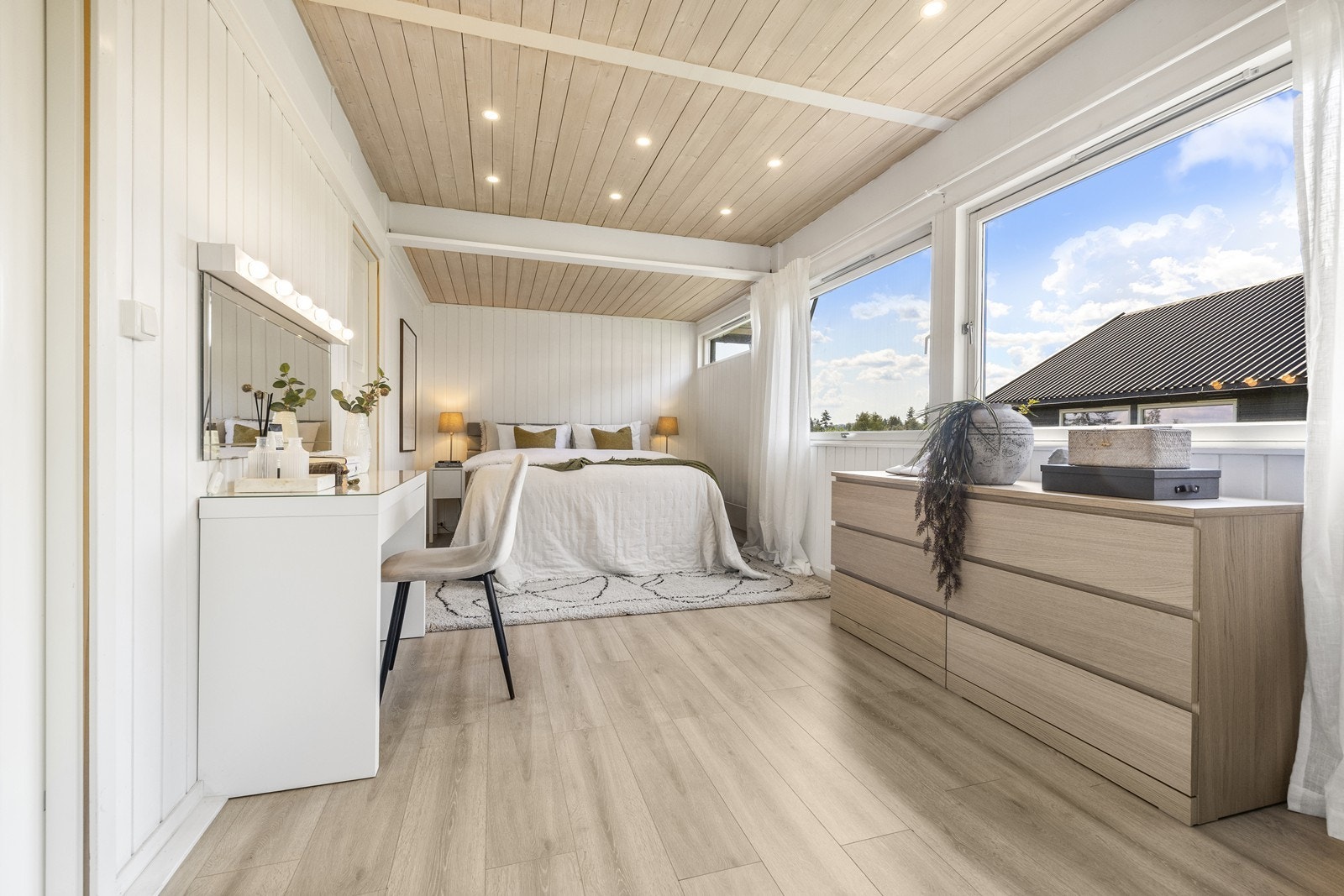 2 av soverommene er veldig store og har god plass til dobbeltseng med tilhørende møblement, garderobeskap og annet ønskelig møblement. Galleribilde