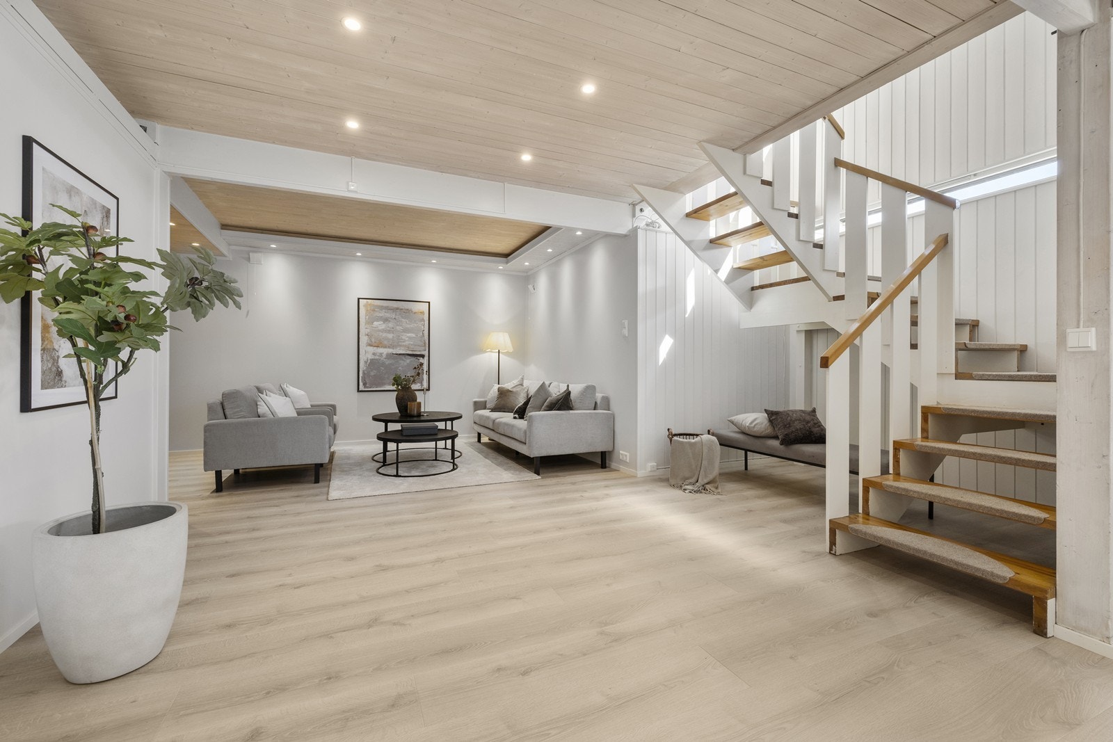 Plassen under trappen er et fint lekehjørne for de minste Galleribilde