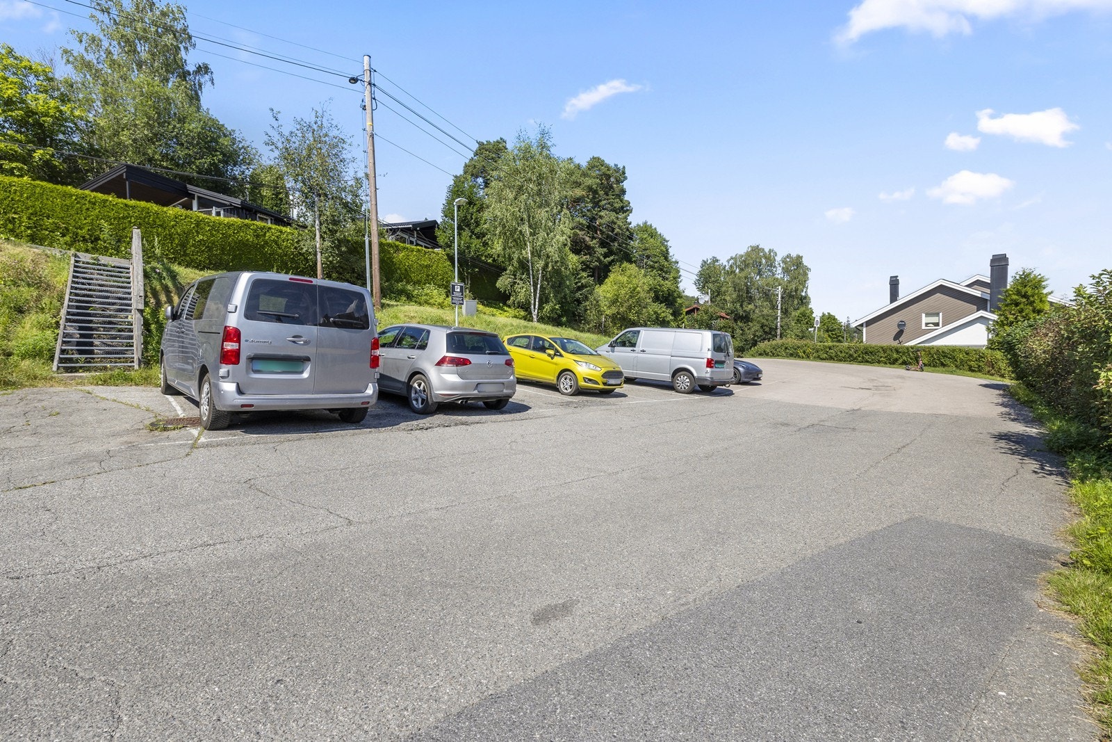 Det er gjesteparkeringsplasser til gjester av Grønligrenda realsameiet Galleribilde